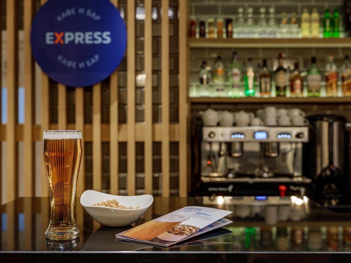 Holiday Inn Express Moscow - Sheremetyevo Airport, An Ihg Hotel Buitenkant foto